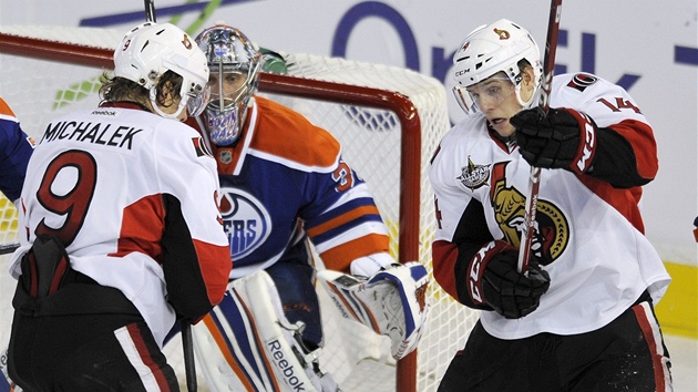 Ped brankou Edmontonu bojuj tonci Ottawy Milan Michalek (vlevo) a Colin Greening. 