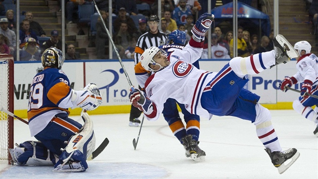 TOHLE NEUSTOJÍM. Útoník Montrealu Tomá Plekanec ped brankou NY Islanders.