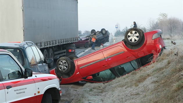 Ti auta havarovala ráno na kluzkém dálniním pivadi u Ejpovic (14.11.2011)