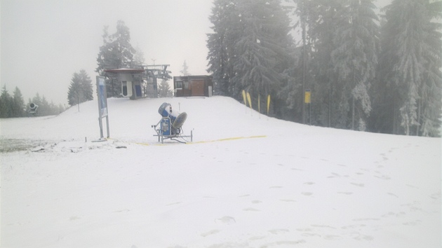 V lipenském skiareálu u� b�í sn�ná d�la naplno.