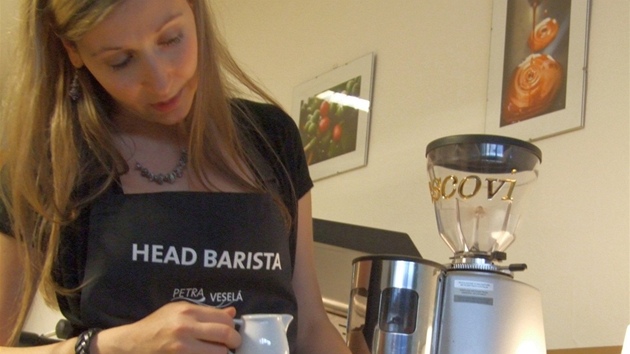 Baristka Petra Veselá na kurzu kávy