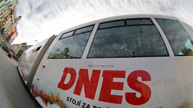 Tramvaj linky �íslo 4 brn�nského Dopravního podniku se speciální reklamou na MF