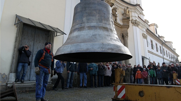 Ve Veselí nad Moravou vyzdvihl v úterý jeáb do bán kostela sv. Andl dva