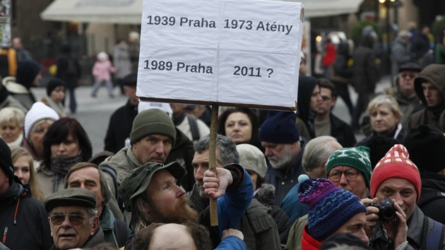 Demonstranti nespokojení s pomry v eské republice pohbívali na Staromstském námstí ideály demokracie. Na míst nechybla ada politik SSD a KSM.