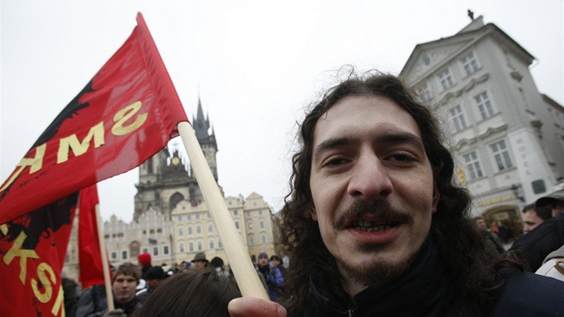 Demonstranti nespokojení s pomry v eské republice pohbívali na Staromstském námstí ideály demokracie. Na míst nechybla ada politik SSD a KSM.