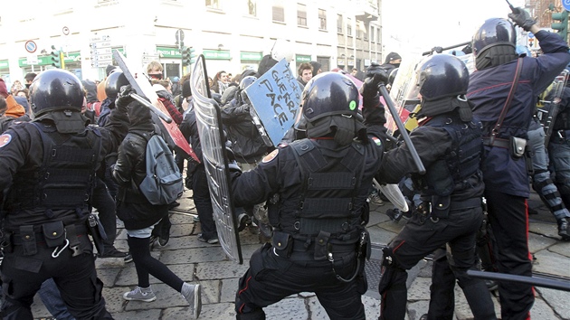 Policist se v Miln stetli s demonstranty