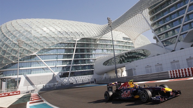 Mark Webber s monopostem Red Bull pi tréninku na Velkou cenu Abu Zabí. 