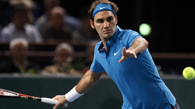 Roger Federer si v semifinále turnaje v Paíi poradil s Tomáem Berdychem. 