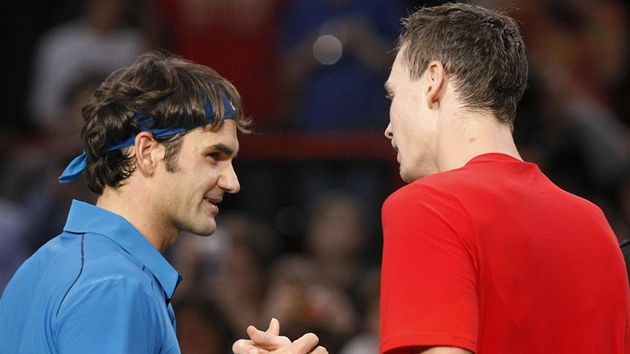 BYLS LEP. Tom Berdych (vpravo) gratuluje Rogeru Federerovi po prohranm semifinle v Pai.