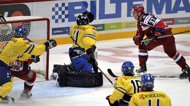 Ruský útočník Aleksandr Pěrežogin (v červeném) střílí gól brankáří Gustafu