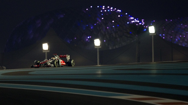 Lewis Hamilton na trati v hlavnm mst Spojench arabskch emirt Ab Zab. 