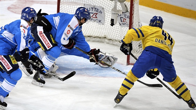 Švédský útočník Niclas Danielsson střílí branku v utkání s Finskem. 