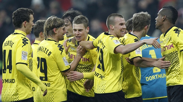 ZVLÁDLI JSME TO. Fotbalisté Dortmundu slaví výhru nad mnichovským Bayernem.