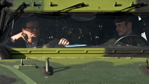 Ministr obrany Alexandr Vondra v obrnném vozidle Iveco