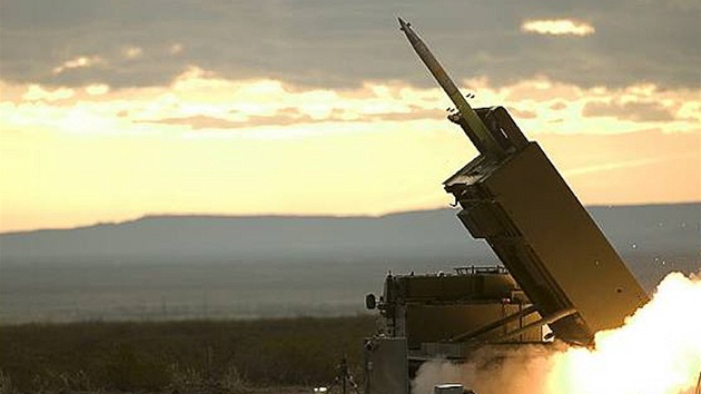 Odpálení st�ely zem�vzduch systému GMLRS britské armády