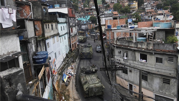 Do chudinsk tvrti Rocinha pijd ozbrojen vozidla brazilskho nmonictva. To v nedli podpoilo armdu a policii, kter se ped nadchzejcm fotbalovm ampiontem a olympidou pokouej zavst podek ve tvrtch nechvaln proslulch kriminalitou.