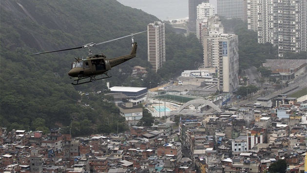 Nad brazilskm slumem Rocinha pelt policejn helikoptra. Chudinskou tvr posledn ti desetilet ovldaly drogov gangy, policie ale v nedli kvli blcmu se fotbalovmu ampiontu a olympid provedla masivn operaci ok z mru a tvrd, e m slum opt pod kontrolou.  
