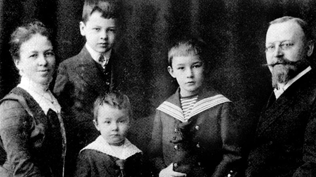 Rodinn portrt: Anna a Gebhard Himmlerovi se svmi temi syny