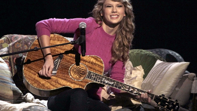 Taylor Swiftová pi udílení cen Country Music Awards (Nashville, 9. listopadu