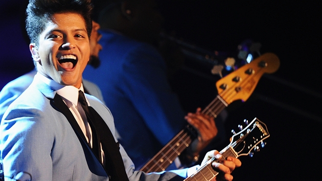 O úsmv v prvních adách se postaral i Bruno Mars, vítz sekce Objev roku. 