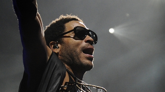 Lenny Kravitz se sice dojal pi pebírání ádu za umní a literaturu. Radost mu oividn udlala ale i pítomnost hereky Clotilde Courau.