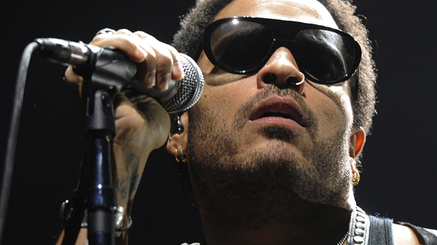 Lenny Kravitz se sice dojal pi pebírání ádu za umní a literaturu. Radost mu oividn udlala ale i pítomnost hereky Clotilde Courau.