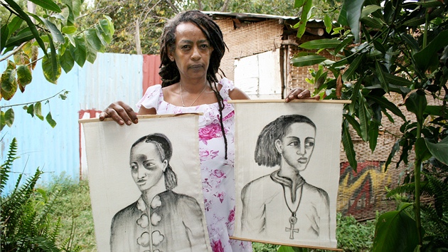 Rastafariánka Mebrat s malbami vyobrazujícímí mladého Haileho Selassieho I.