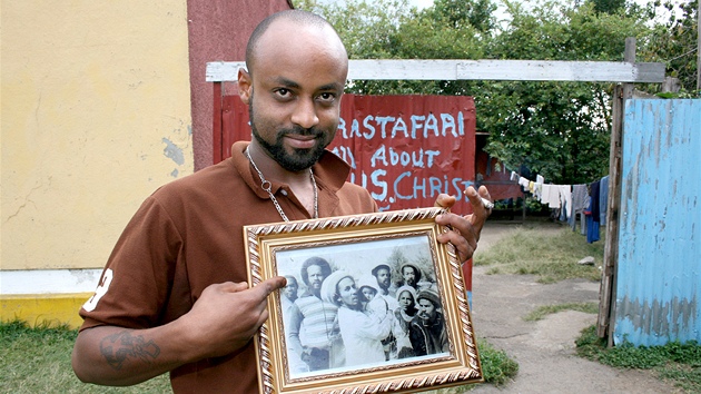 Kaleb ukazuje na fotografii svého otce, kdy se ped desítkami let setkal s...