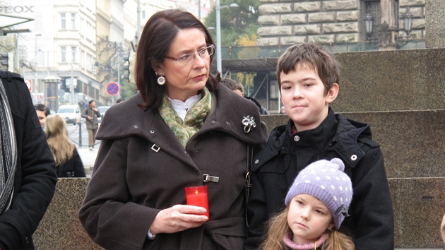 Centrem Prahy prošel pochod proti týrání a zneužívání dětí. Se svými vnoučaty se jej zúčastnila i předsedkyně Sněmovny Miroslava Němcová (19. listopadu 2011).