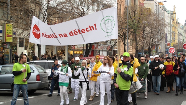 Centrem Prahy prošel pochod proti týrání a zneužívání dětí (19. listopadu 2011). 