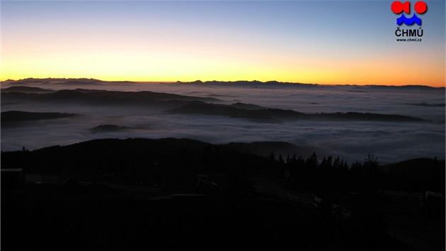 Už při svítání je z nejvyššího beskydského vrchu Lysá hora (1 324 m n. m.) jasně patrné, jak nad nížinami leží smogová poklice.