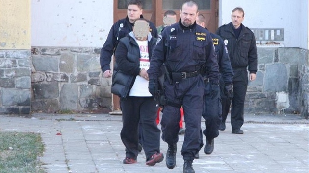 Policisté odvádjí zadreného lichváe z Bruntálu. Fotografii poskytla Policie