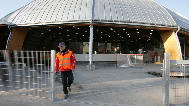 Jiínský zimní stadion tsn ped otevením pod novou stechou