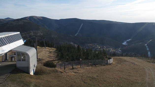 Zasnování sjezdovek ve pindlerov Mlýn, snímek ze 14. listopadu 