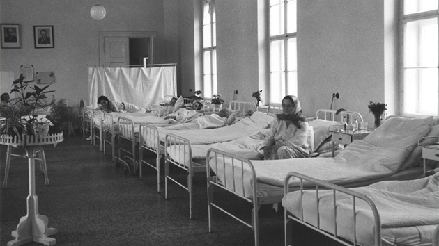 Pacientsk pokoj v 50.letech 20.stolet.