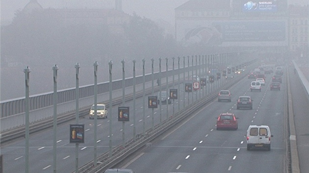 Happening Smogový dýchánek v Praze, jeho úastníci vyvsili velký transparent nad magistrálou ped Nuselským mostem. (15. listopadu 2011)