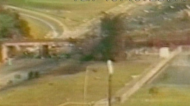 Zábr prmyslové kamery zachycující okamik nárazu letounu do dálnice