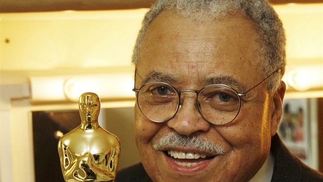 Dr�itel �estného Oscara za celo�ivotní zásluhy James Earl Jones se svou so�kou