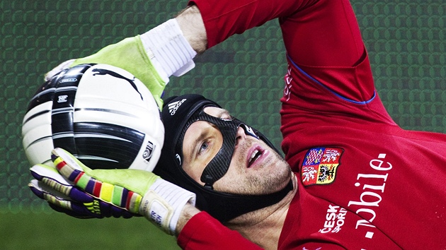 Brank Petr ech na trninku fotbalov reprezentace s maskou, kterou nos kvli zlomenmu nosu. 