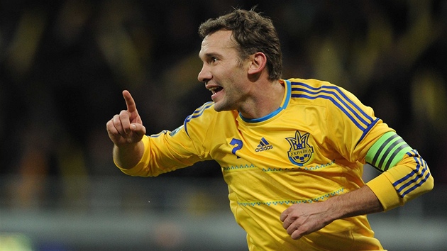 Ukrajinský kapitán Andrej Ševčenko slaví gól svého týmu.