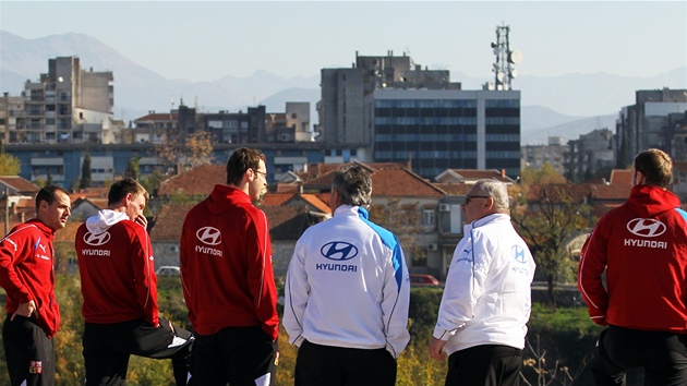 TEAMBUILDING. eská reprezentace si po obd vyla na procházku, na které...