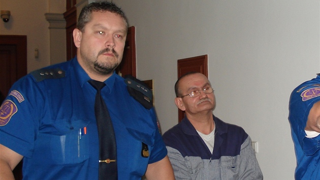 K soudu p�ivedla Tibora Me�ka v�ze�ská eskorta. Obnovy procesu ve svém p�ípadu