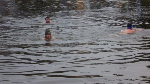 Otuilci se vrhli do rybníka v Kostelní Myslové na Vysoin. Voda tu mla jen 4