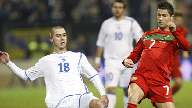 Portugalsk hvzda Cristiano Ronaldo (vpravo) v souboji s Bosanem Harisem Medunjaninem. 