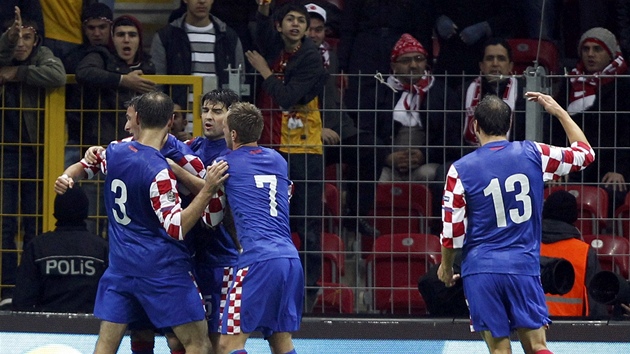 Chorvattí fotbalisté se radují z gólu Maria Mandukie.