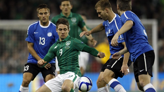 Irský fotbalista Kevin Doyle v souboji s Estonskou obranou.