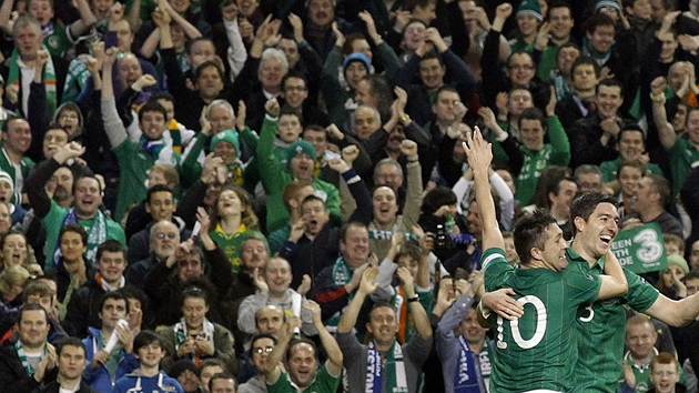 Irtí fotbalisté Stephen Ward (vpravo) a Robbie Keane se spolen s fanouky