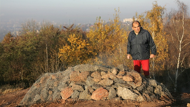 Kamenný val, který chrání turisty na hald Ema ped jedovatými plyny.