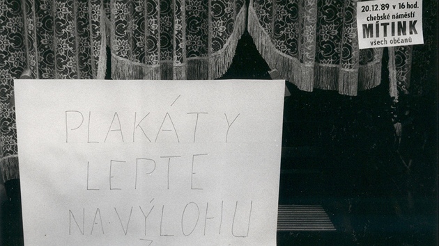 Vstava fotografi ve vestibulu chebsk radnice pipomn Listopad 1989 na Chebsku.