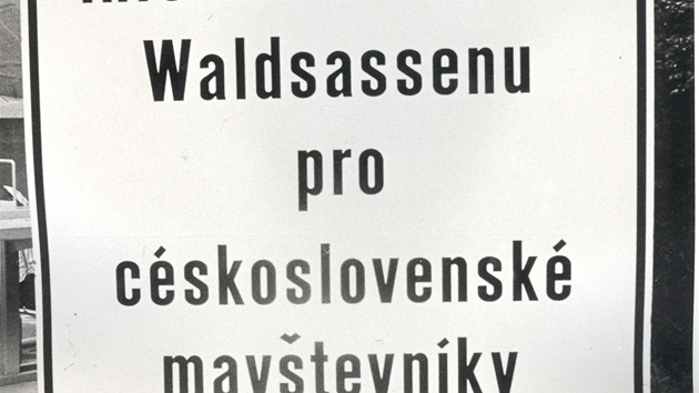 Vstava fotografi ve vestibulu chebsk radnice pipomn Listopad 1989 na Chebsku.